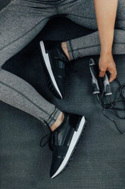 The Skye Sneaker In Black -Chic Essence 1812061033000 2018122809350900 e0e7da9bthe skye sneaker in black