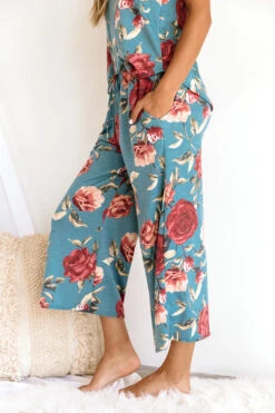 Chill Weekend Floral Pants 8 Chill Weekend Floral Pants -Chic Essence 2006159768000 2020080416051600 855540cbchill weekend floral pants
