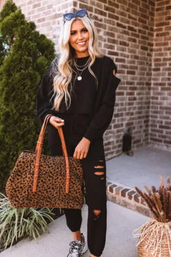 A Little Chilly Crop Sweatshirt In Black -Chic Essence 2008103196000 2020090218485100 ef136a5da little chilly crop sweatshirt in black