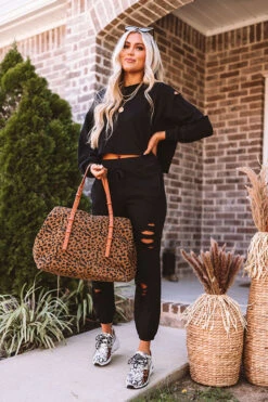 A Little Chilly Crop Sweatshirt In Black -Chic Essence 2008103196000 2020090218485400 3ac07ad9a little chilly crop sweatshirt in black