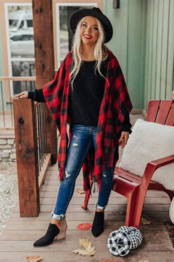 Autumn Rush Buffalo Check Poncho In Red -Chic Essence 2008172745000 2020100616160400 34fd8658autumn rush buffalo check poncho in red