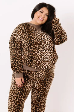 Movie Marathon Leopard Sweatshirt Curves 9 Movie Marathon Leopard Sweatshirt Curves -Chic Essence 2010154512000 2020111214161400 5256a294movie marathon leopard sweatshirt