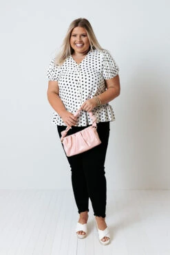Tennessee Travels Polka Dot Top In White Curves -Chic Essence 2104097107000 2021052509400300 978976d6tennessee travels polka dot top in white