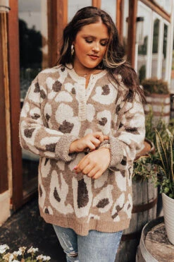 Cozy Trail Knit Sweater In Mocha Curves -Chic Essence 2107163235000 2021081015502300 a67678afcozy trail knit sweater in mocha