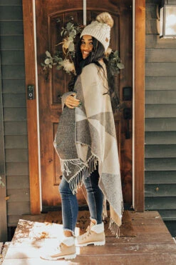 Denver Debut Poncho In Black 14 Denver Debut Poncho In Black -Chic Essence 2108067364000 2021090208401400 dd6830e6denver debut poncho in black