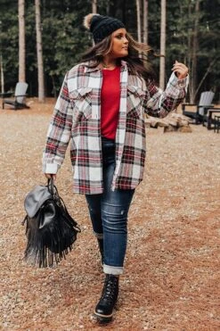 Winter Rush Plaid Jacket Curves -Chic Essence 2108246438000 2021092310184600 808f6183express sample 2