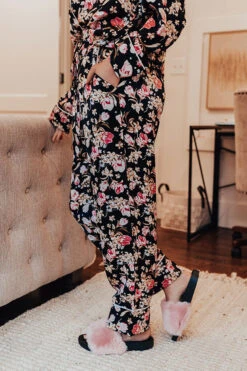 Ready To Wind Down Floral Pants In Black 12 Ready To Wind Down Floral Pants In Black -Chic Essence 2109134120000 2021102008504200 67db84f8ready to wind down floral pants in black