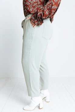 The Lari High Waist Trousers In Pear Curves -Chic Essence 2109205122000 2021102516134700 d950b1afthe lari high waist trousers in pear curves