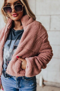 Aspen Slopes Sherpa Jacket 25 Aspen Slopes Sherpa Jacket -Chic Essence 2112136176000 2021122111465600 c8942052aspen slopes sherpa jacket