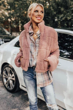 Front Page -Chic Essence 2112136176000 2022100313420100 4c187ce5aspen slopes sherpa jacket