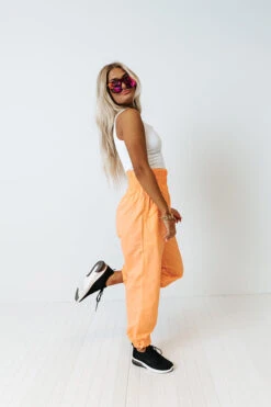The Huxley High Waist Windbreaker Pants In Neon Orange 10 The Huxley High Waist Windbreaker Pants In Neon Orange -Chic Essence 2203014154000 2022032322124900 ae83c6f7the huxley high waist windbreaker pants in neon orange