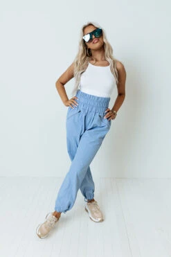 The Huxley High Waist Windbreaker Pants In Airy Blue -Chic Essence 2203017834000 2022032413311400 dc2dbd3cthe huxley high waist windbreaker pants in airy blue
