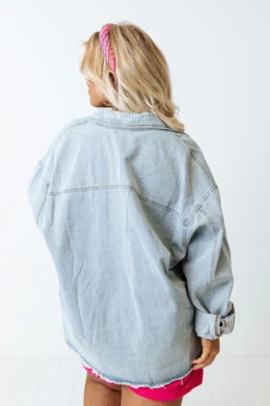 Travel Life Denim Jacket In Light Wash Curves 18 Travel Life Denim Jacket In Light Wash Curves -Chic Essence 2203281153000 2022041212103300 79f99e77travel life denim jacket in light wash curves