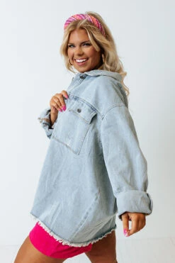 Travel Life Denim Jacket In Light Wash Curves 17 Travel Life Denim Jacket In Light Wash Curves -Chic Essence 2203281153000 2022041212103300 91815c96travel life denim jacket in light wash curves
