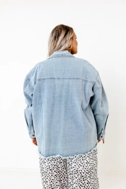 Travel Life Denim Jacket In Light Wash Curves 13 Travel Life Denim Jacket In Light Wash Curves -Chic Essence 2203281153000 2023030612344800 35ab753atravel life denim jacket in light wash curves