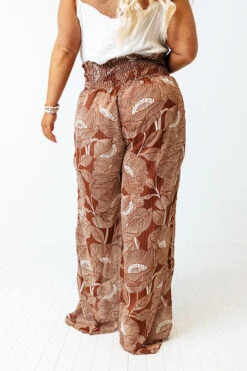 Boat Weekend High Waist Floral Pants In Brown Curves -Chic Essence 2203318820000 2022041315043800 db1646bdboat weekend high waist floral pants in brown curves