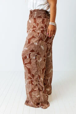 Boat Weekend High Waist Floral Pants In Brown Curves -Chic Essence 2203318820000 2022041315043800 f67e0287boat weekend high waist floral pants in brown curves