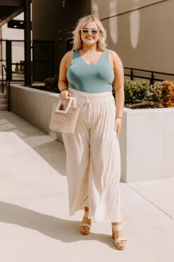 Summer In Malibu Pleated Pants In Cream Curves -Chic Essence 2204251950000 2023033009234800 4cd40d8esummer in malibu pleated pants in cream curves