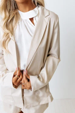 Winning Awards Blazer In Beige 15 Winning Awards Blazer In Beige -Chic Essence 2205164179000 2022052411580700 f2fc46c6winning awards blazer in beige