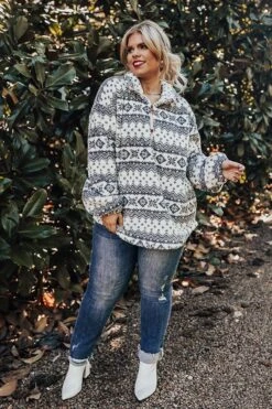 Bring The Cocoa Sherpa Pullover Curves 14 Bring The Cocoa Sherpa Pullover Curves -Chic Essence 2210123648000 2022102809594900 a685e654bring the cocoa sherpa pullover curves