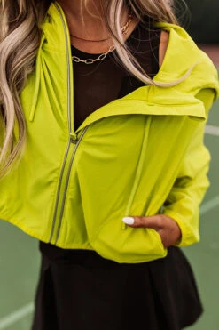 Best Shot Packable Windbreaker -Chic Essence 2303137086000 2023032710420700 3725b351best shot packable windbreaker