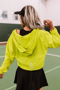 Best Shot Packable Windbreaker -Chic Essence 2303137086000 2023032710420700 b153883cbest shot packable windbreaker